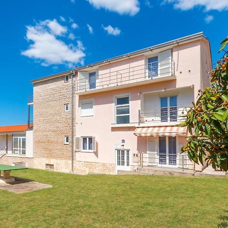 Awesome Apartment In Sveti Filip I Jakov W/ 1 Bedrooms מראה חיצוני תמונה